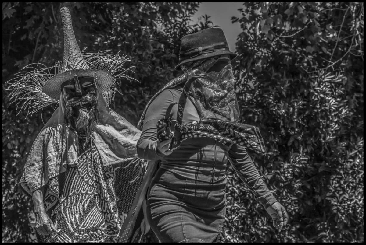 Los miembros del Comite Pochtlan del condado de Sonoma realizan un baile humorístico en el escenario.