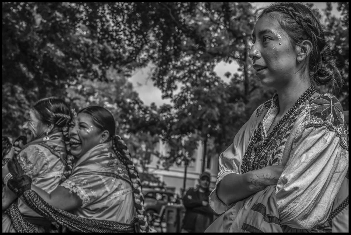 Los miembros de Las Azucenas de Maria observan las procesiones.