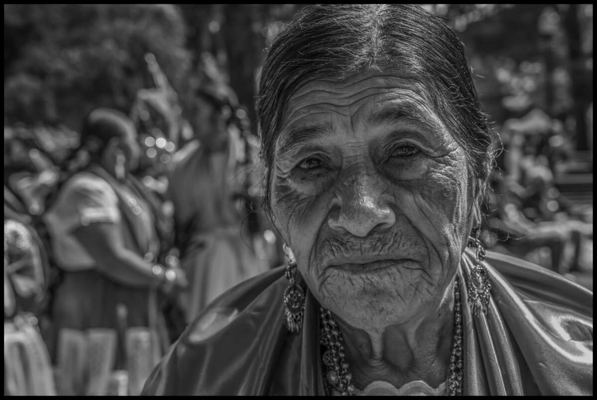 Este miembro de Las Azucenas de María es el bailarín más antiguo que participa en las festividades, según la compañía.