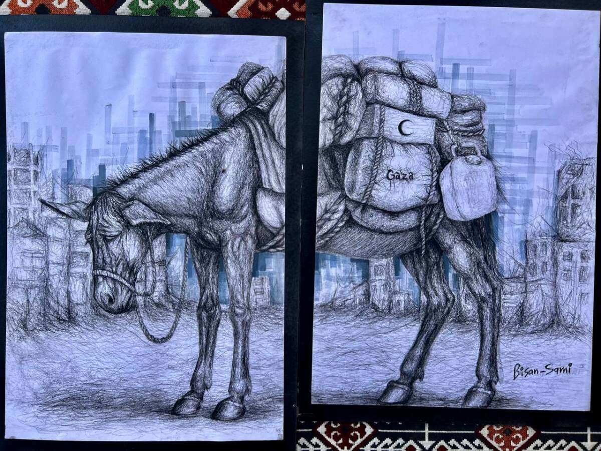 La obra de arte de Bisan en la exposición Aphenix utiliza un burro que caía pesadas cargas para representar a la ciudad de Gaza, agotada por la guerra.