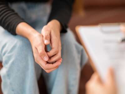 A patient in consultation with a psychologist.