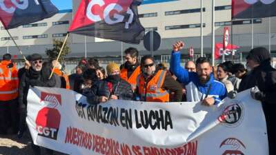 Confederación General del Trabajo (CGT) members protest at the Amazon RMU1 warehouse entrance on the first day of the November strike.