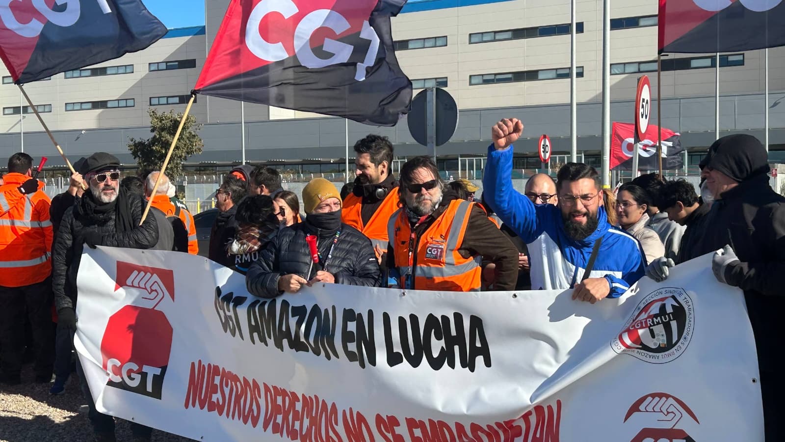 Confederación General del Trabajo (CGT) members protest at the Amazon RMU1 warehouse entrance on the first day of the November strike.