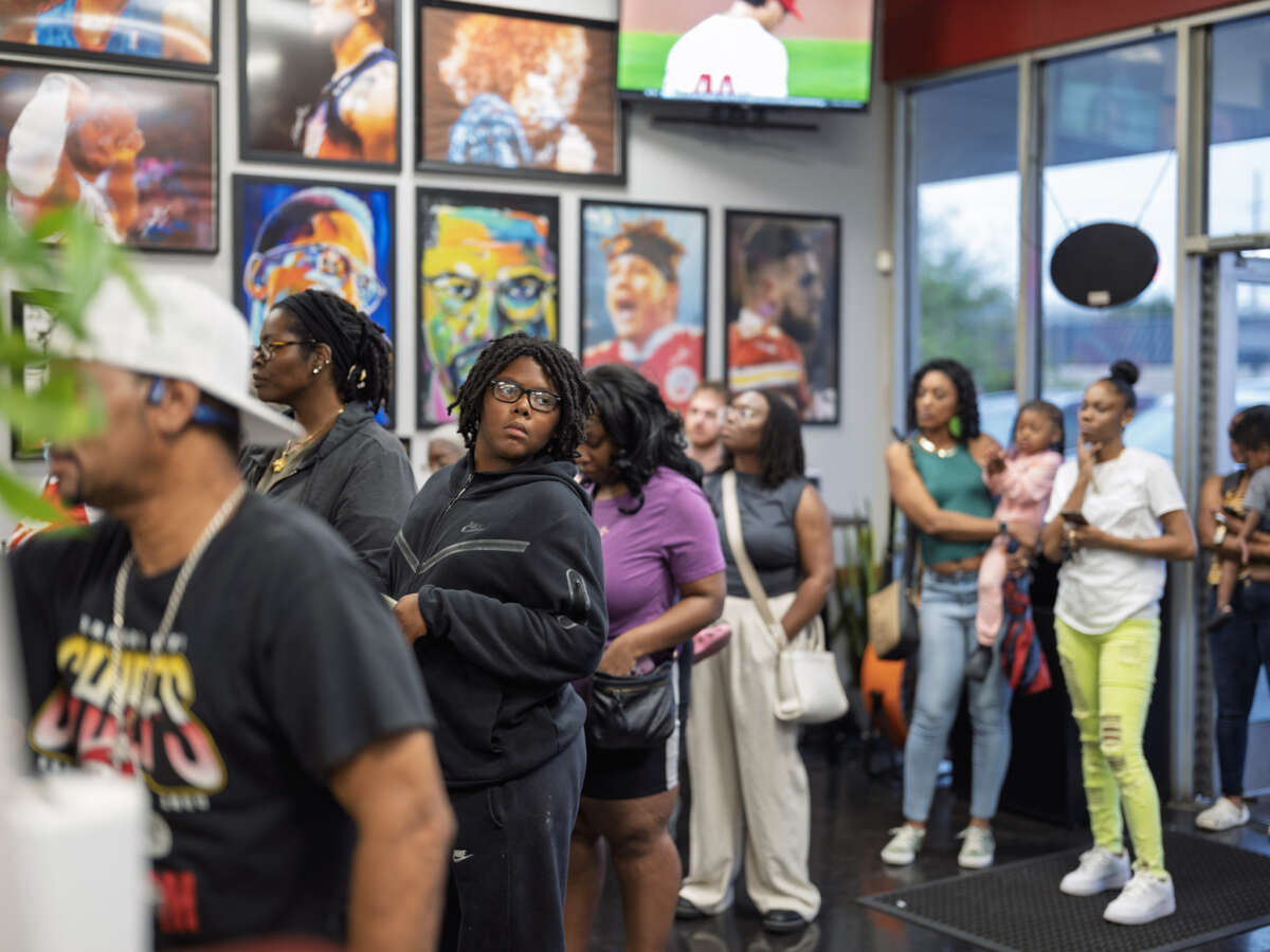 A line forms out the door at The Defender’s People’s Buyout, an event that fed 200 Black mothers for free at the local District Fish & Pasta restaurant in October 2025.