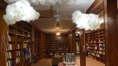 On the top floor of the building, Su Casa Liberation Library is called the Cloud.