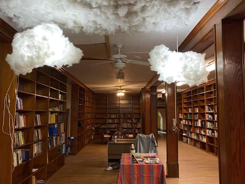 On the top floor of the building, Su Casa Liberation Library is called the Cloud.