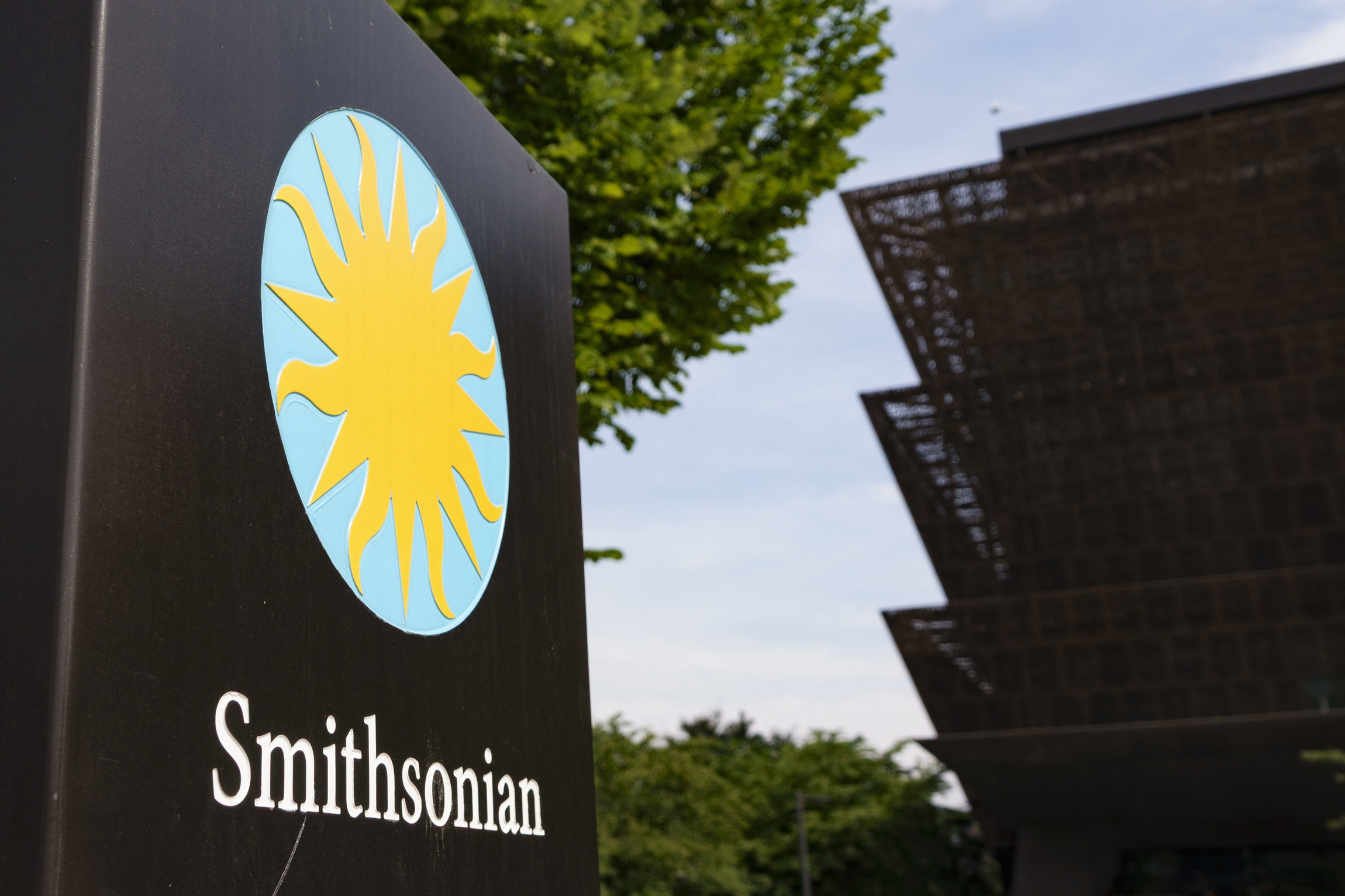 Trump Escalates Campaign Against Smithsonian With New “Warning Signs” Order