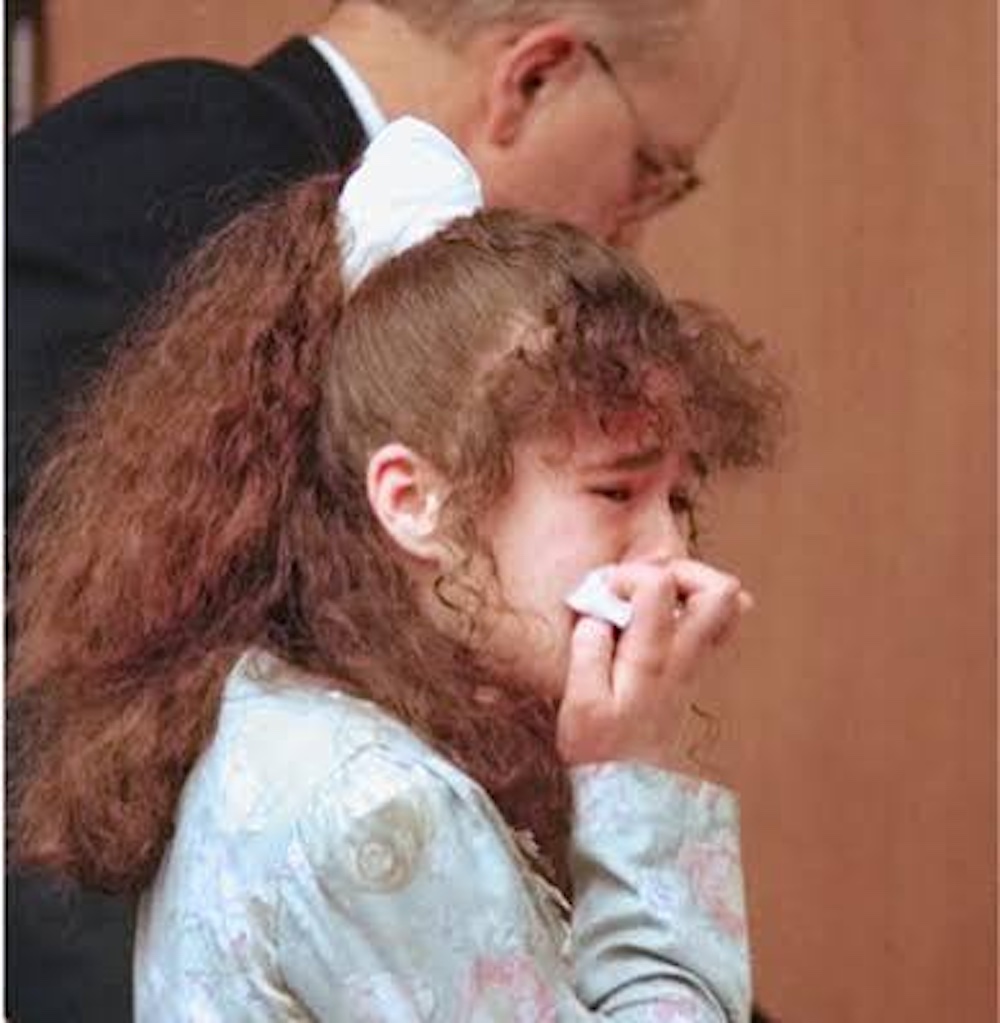 Christa Pike menangis di pengadilan setelah dijatuhi hukuman mati pada 30 Maret 1996 atas pembunuhan Colleen Slemmer.