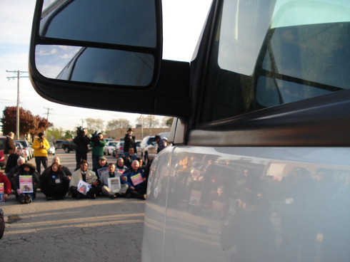 The protesters seen from the white truck carrying undocumented immigrants to be deported.