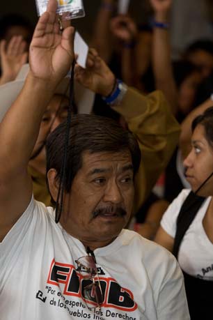 An assembly last fall in Oaxaca of the Binational Front of Indigenous Organizations that called for a sustainable development policy that would support farmers as opposed to mega development projects. (Photo: David Bacon)