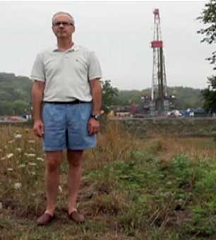 Local advocate Paul Feezel stands in front of a fracking rig in Ohio's Carroll County. (Photo: Lance Page / Truthout)