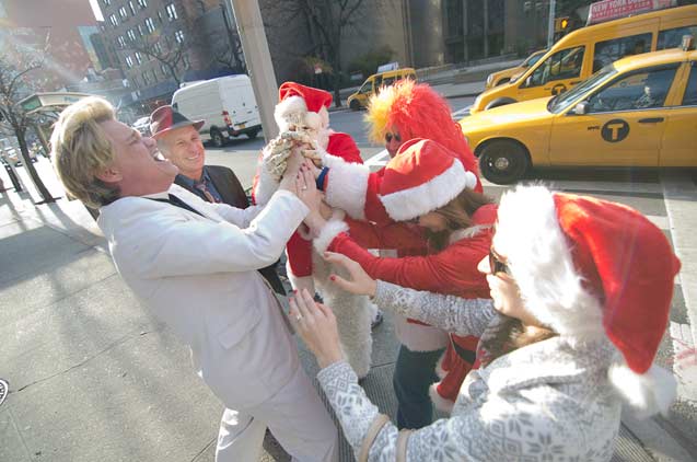 Rev. Billy, Greg Palast and Santas. (Photo: Zach D. Roberts)