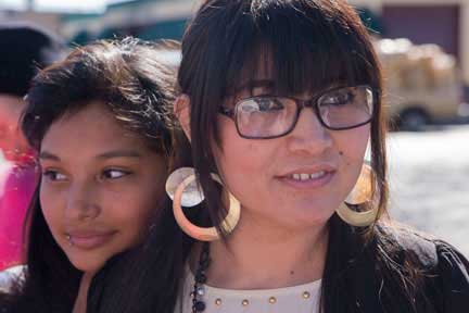 Laura Robledo and her daughter. (Photo: David Bacon)