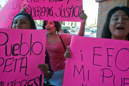 The pink placards call on Mi Pueblo to respect women, on the EEOC to investigate the stores, and demands justice for Robledo. (Photo: David Bacon)