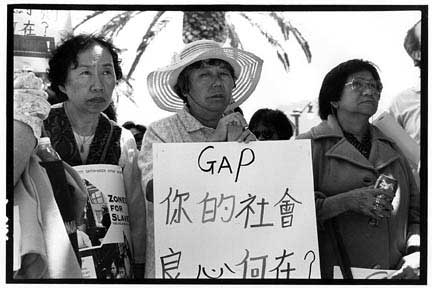 Chinese immigrant garment workers in San Francisco protest the sweatshop conditions of workers in the Gap's contract sweatshops in Central America and Asia. (Photo: David Bacon)