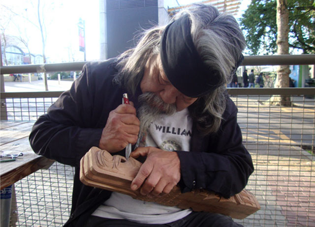 Rick Williams carving in Seattle City Center. Photo by Kayla Schultz.