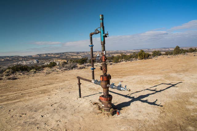 Industry site on federal land in Lybrook, New Mexico. (Photo: ©2015 Julie Dermansky)