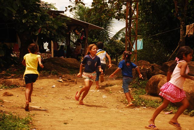 Girls from a Tupinamba school in the town of Sierra do Padeiro. (Photo: Santiago Navarro F.)