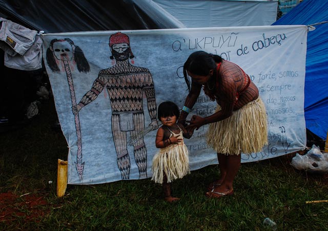 At the encampment, indigenous Mundurukus denounce plans to build the biggest hydroelectric dam in Brazil on the Tapajós River, which would lead to the disappearance of the Munduruku people. The presence of armed forces has been the only signal of dialogue thus far. (Photo: Santiago Navarro F.)