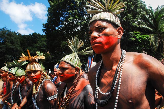 The indigenous Xucuru from Pernambuco show their anger toward a state that they say does not respect the rights of indigenous people. (Photo: Santiago Navarro F.)