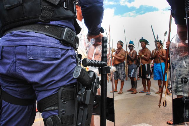 The military police were constantly present, protecting the headquarters of Brazil's three branches of government from the indigenous protesters. (Photo: Santiago Navarro F.)