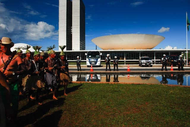 A Xucuru dancer in front of Brazil's National Congress. (Photo: Santiago Navarro F.)