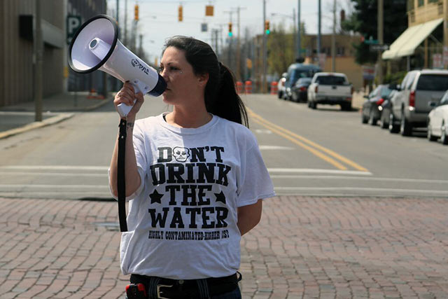 A Flint resident at the march demanding clean water. (Photo credit: Eduardo García)