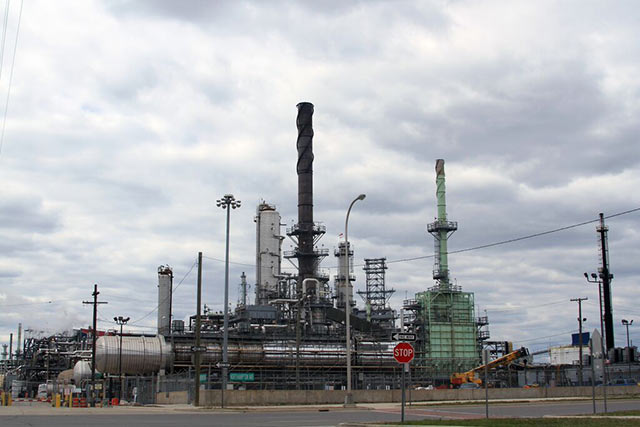 The Marathon tar sands refinery in southwest Detroit. (Photo credit: Eduardo García)
