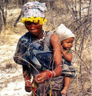 A Bushman mother and child gathering berries in the Central Kalahari Game Reserve. (Photo: Philippe Clotuche/Survival)