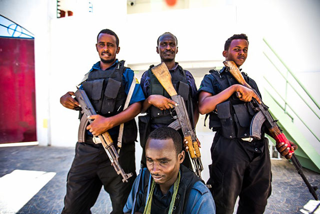 Private guards during a lunch break in Mogadishu. (Photo: Jan Wellmann)