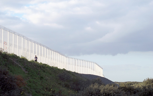 A double-fenced road near the refugee camp. (Photo: Peter Blodau)