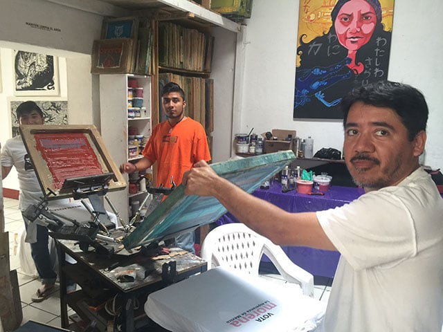 Mario Guzmán at the print-making collective. (Photo: Simon Davis-Cohen)