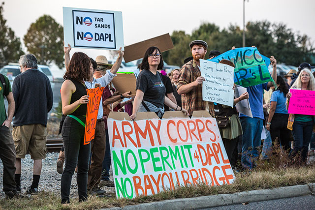 Protesters line the street in front of the US Army Corp of Engineers headquarters. (Photo: ©2016 Julie Dermansky)
