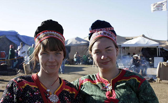  Sámi artist Sara Marielle Guap Baeska joins the Standing Rock encampment with her sister. (Photo: Jodi Troute)