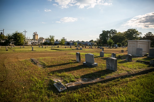 Union Cemetery, a graveyard in Columbus, Mississippi, located between the old Kerr-McGee plant and the now-closed Sanderson Plumbing Products factory. (Photo: Nicole Craine for The Intercept)