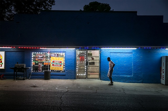 A local convenience store and pizza joint sits along 14th Avenue, across from the old Kerr McGee plant in Columbus, Mississippi. (Photo: Nicole Craine for The Intercept)