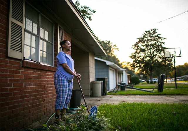 Tennie White outside of her home in Jackson, Mississippi. (Photo: Nicole Craine for The Intercept)