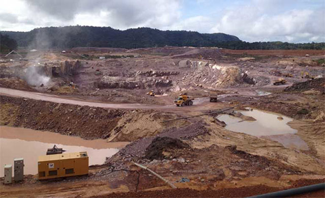 Construction is already underway at the São Manoel dam site on the Teles Pires river, with three other dams completed or nearing completion. The Teles Pires is a major tributary of the Tapajós River. (Photo by International Rivers on Flickr, licensed under an Attribution-NonCommercial-ShareAlike 2.0 Generic (CC BY-NC-SA 2.0) license)