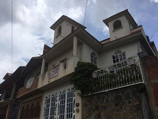 The influence of migration is visible on the two or three story houses built on the narrow streets of Cherán. Many of those houses are empty because they owners still reside in the US. (Photo: Lourdes Cárdenas)