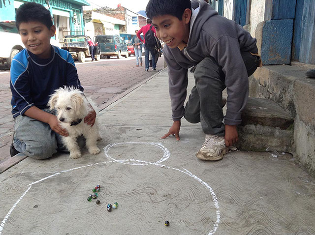Playing marbles. (Photo: Lourdes Cárdenas)
