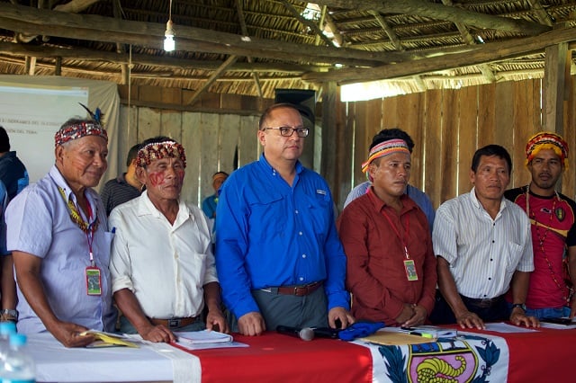 Peru’s Minister of Energy & Mining Gonzalo Tamayo alongside indigenous leaders of federations united in Saramurillo during the debate in late November 2016 (Photo: Sophie Pinchetti)