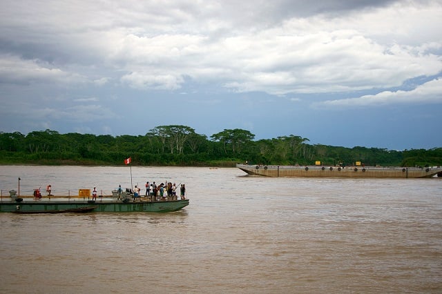 Indigenous peoples returning Petroperu barges back to the pumping station until the debate with the state is completed, December 2016 (Photo: Sophie Pinchetti)