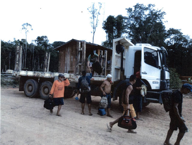 Officials arrive to extract the workers. (Photo: Lunaé Parracho)