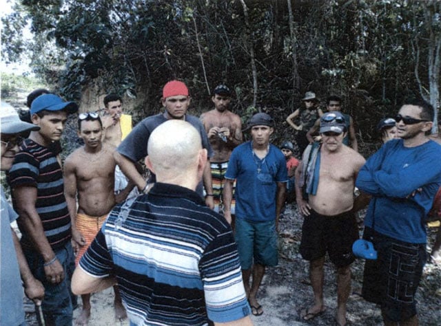 An auditor speaks to workers. (Photo: Lunaé Parracho)