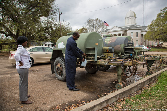 Wanda and Roy Bowman, both local ministers in St. Joseph, collecting clean water to deliver to their neighbors who are not able to gather it themselves. (Photo: Julie Dermansky)