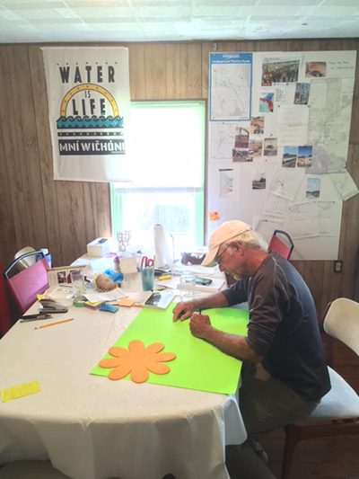 Pete Ackerman works at the Water is Life House in Dunnellon, Florida, preparing for Water Protectors' June 9 action. (Photo: Pete Ackerman)