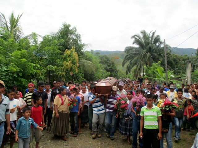 Hundreds of Maya Q’eqchi’ residents of El Estor attended the burial of Carlos Maaz Coc, a 27-year-old Maya Q’eqchi’ fisherman fatally shot by police May 27 during a crackdown on a protest against mining in eastern Guatemala. (Photo: Sandra Cuffe)