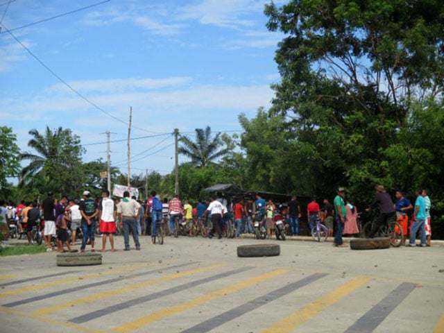 The Guild of Small-scale Fishers of El Estor engaged in a series of protest actions in May, putting a halt to mining-related traffic to and from the Solway Group’s Fenix nickel mine in eastern Guatemala. (Photo: Sandra Cuffe)