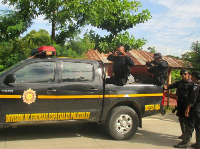 On May 28, El Estor residents woke up to find their town filled with hundreds of police officers and police special forces from around the country. (Photo: Sandra Cuffe)