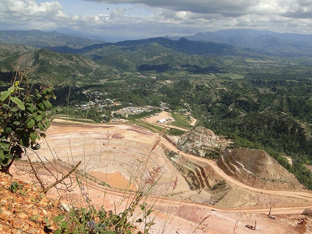 Gold mine in a Honduran community. (Photo: Renata Bessi)